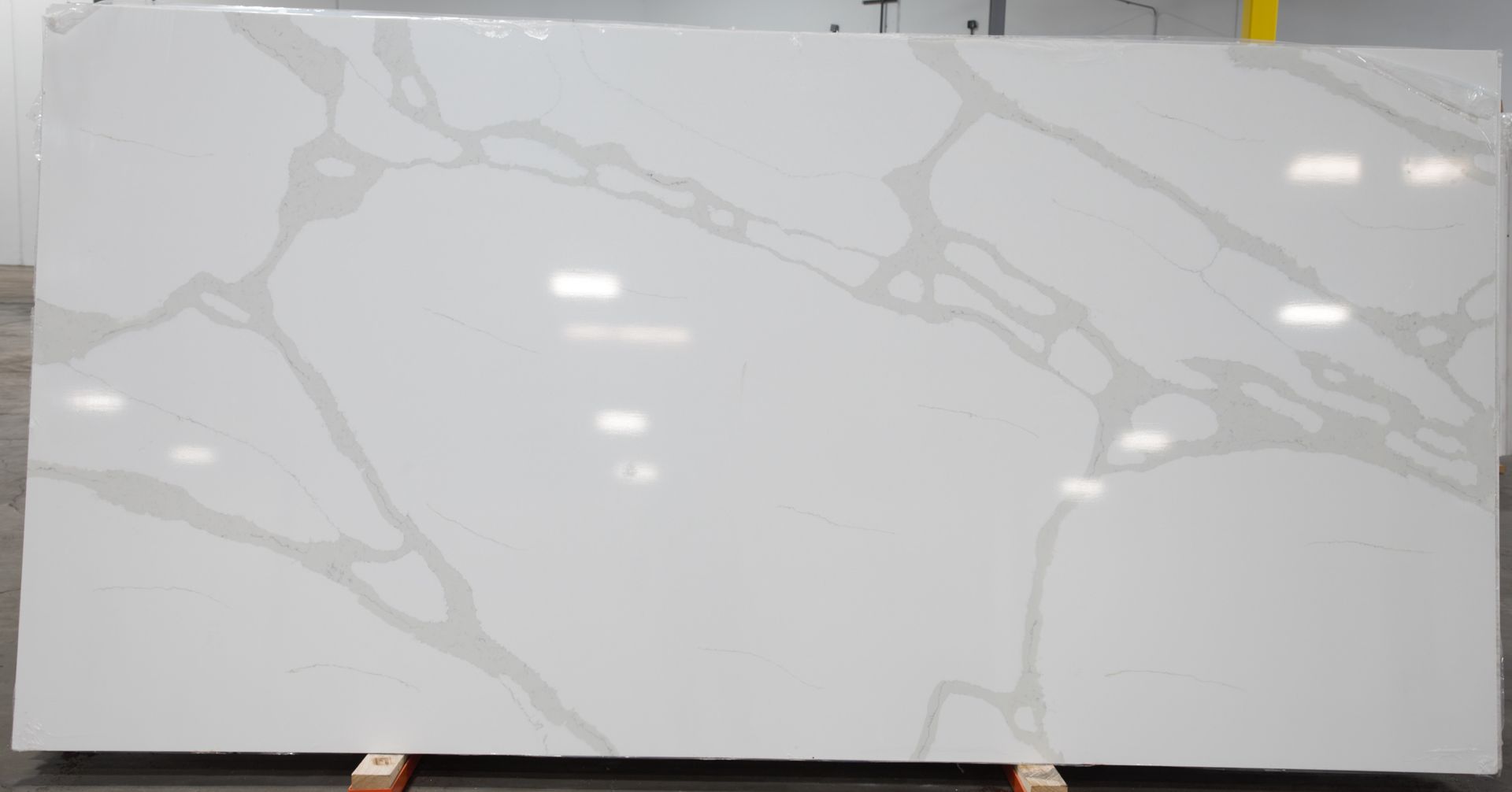 A large white slab of quartz is sitting on top of a wooden pallet.