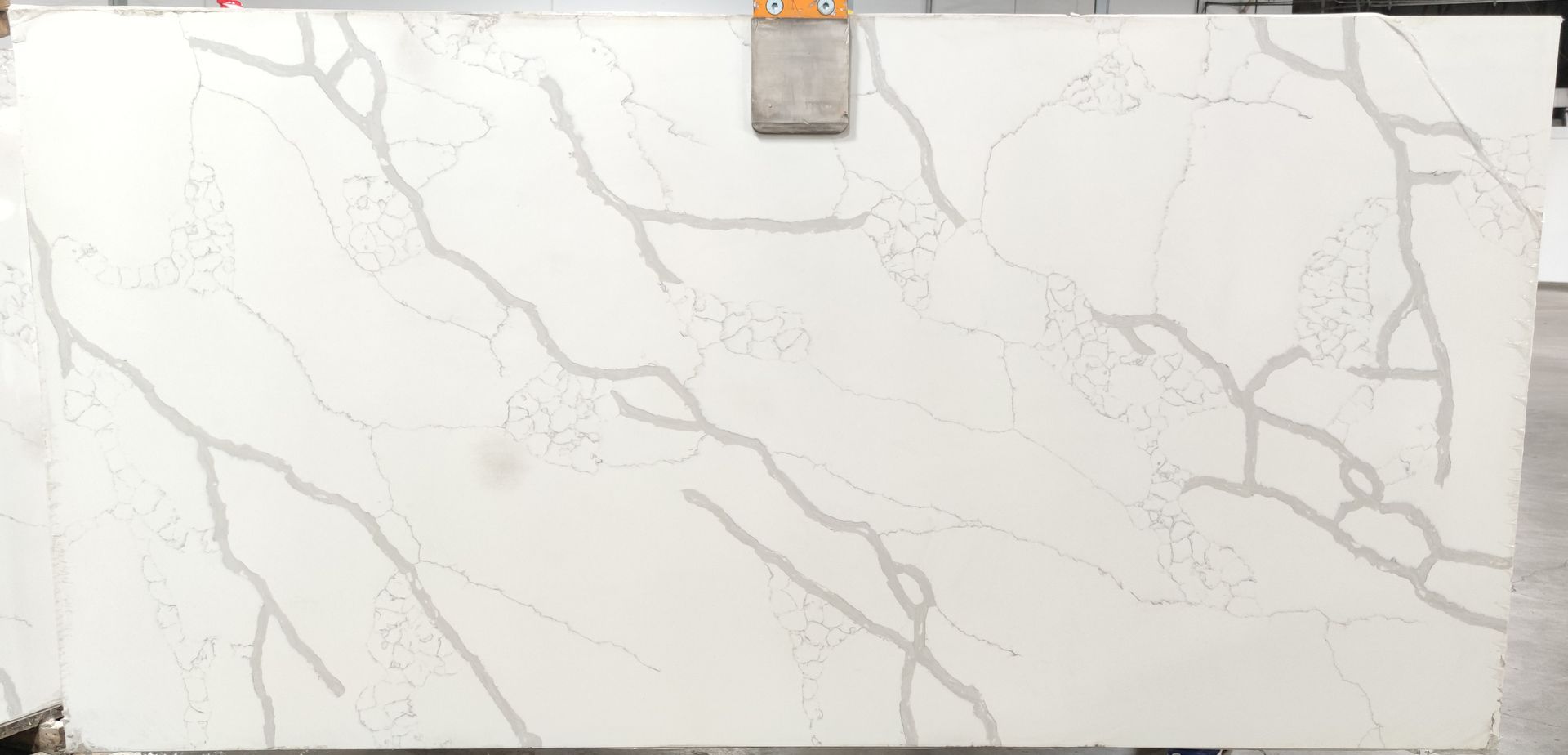 A white marble slab with a cracked pattern is sitting on top of a table.