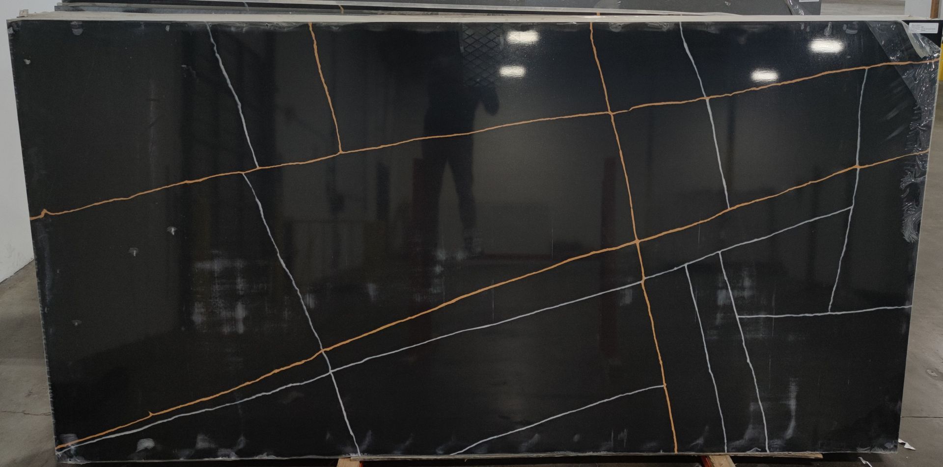 A black marble slab is sitting on top of a wooden pallet.