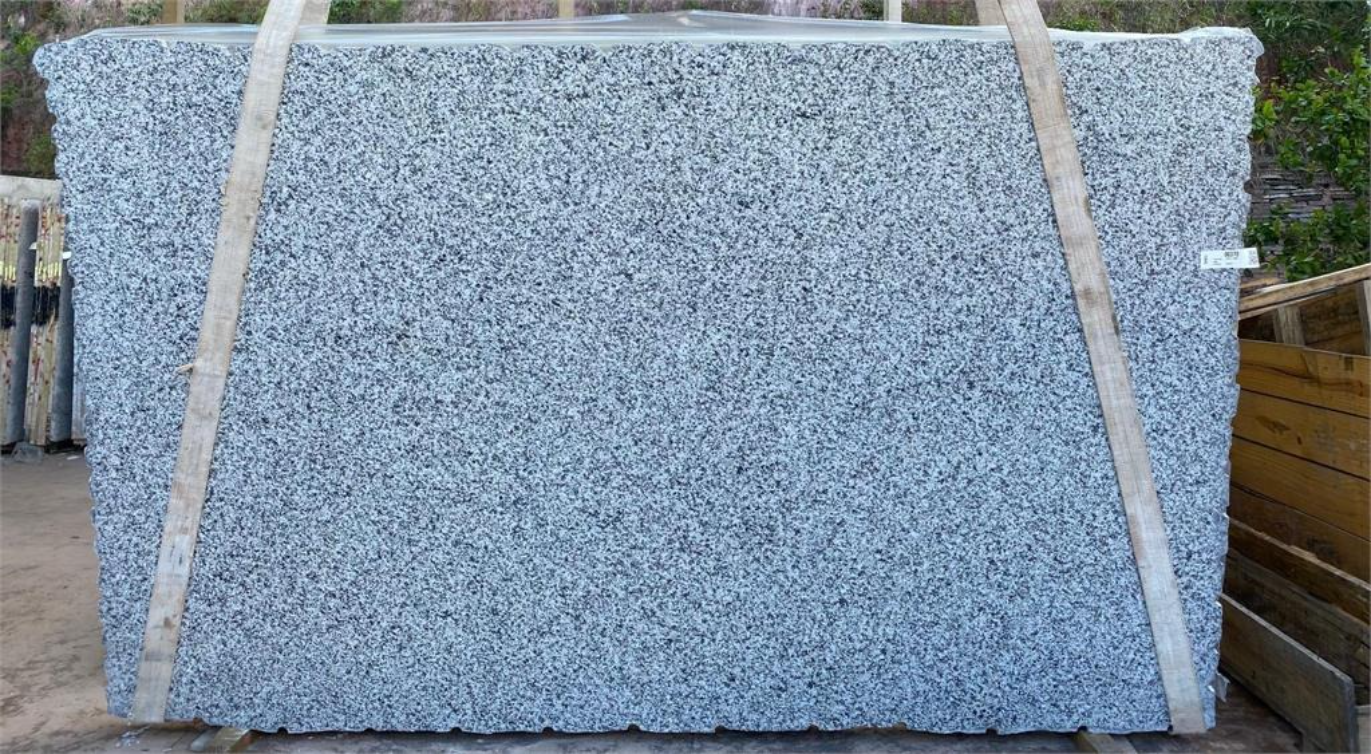 A large piece of granite is sitting on top of a wooden pallet.