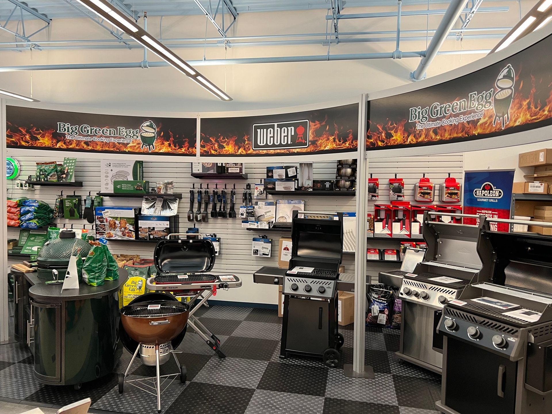 A store filled with lots of grills and appliances.