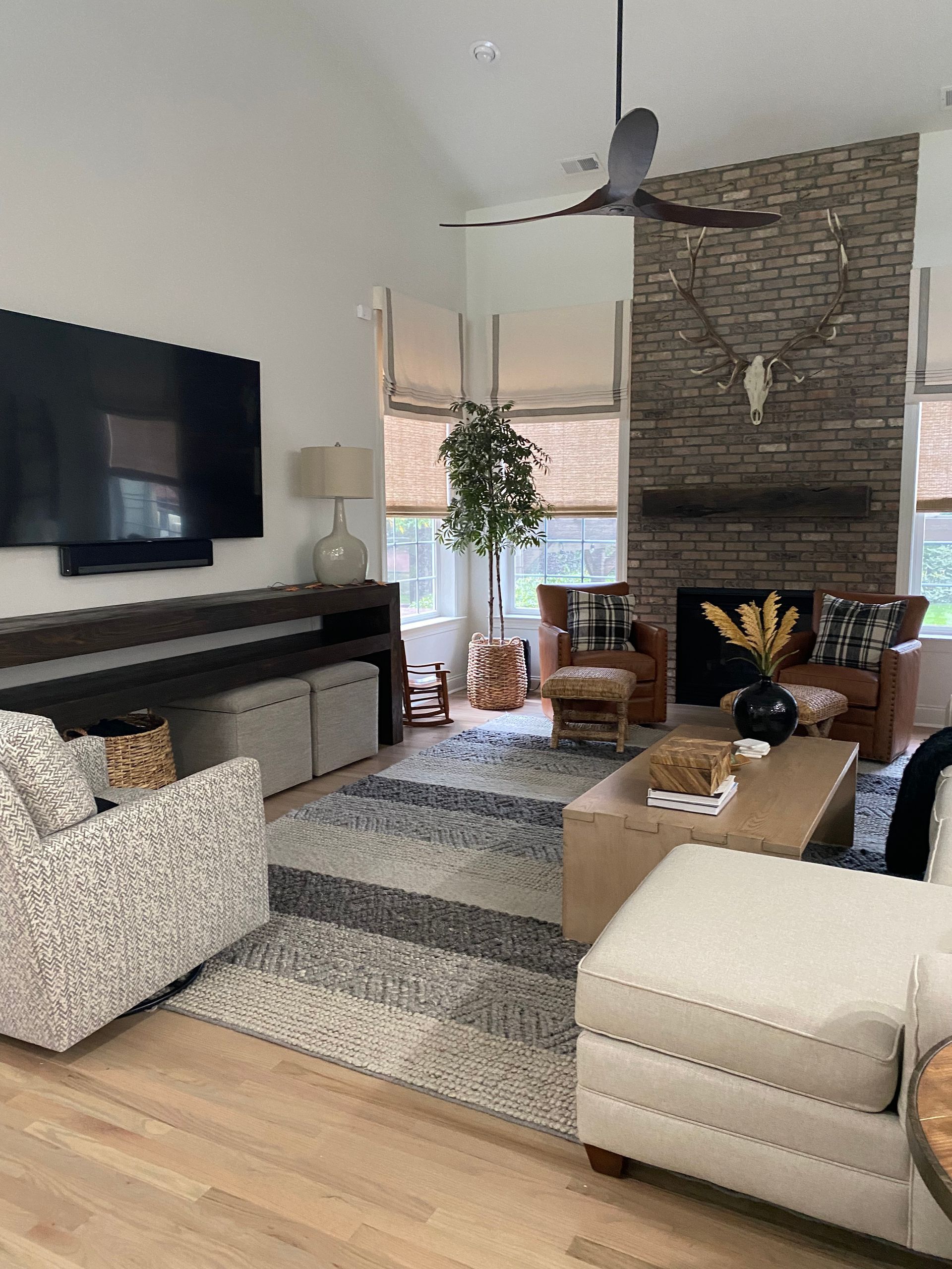 A living room filled with furniture and a flat screen tv.