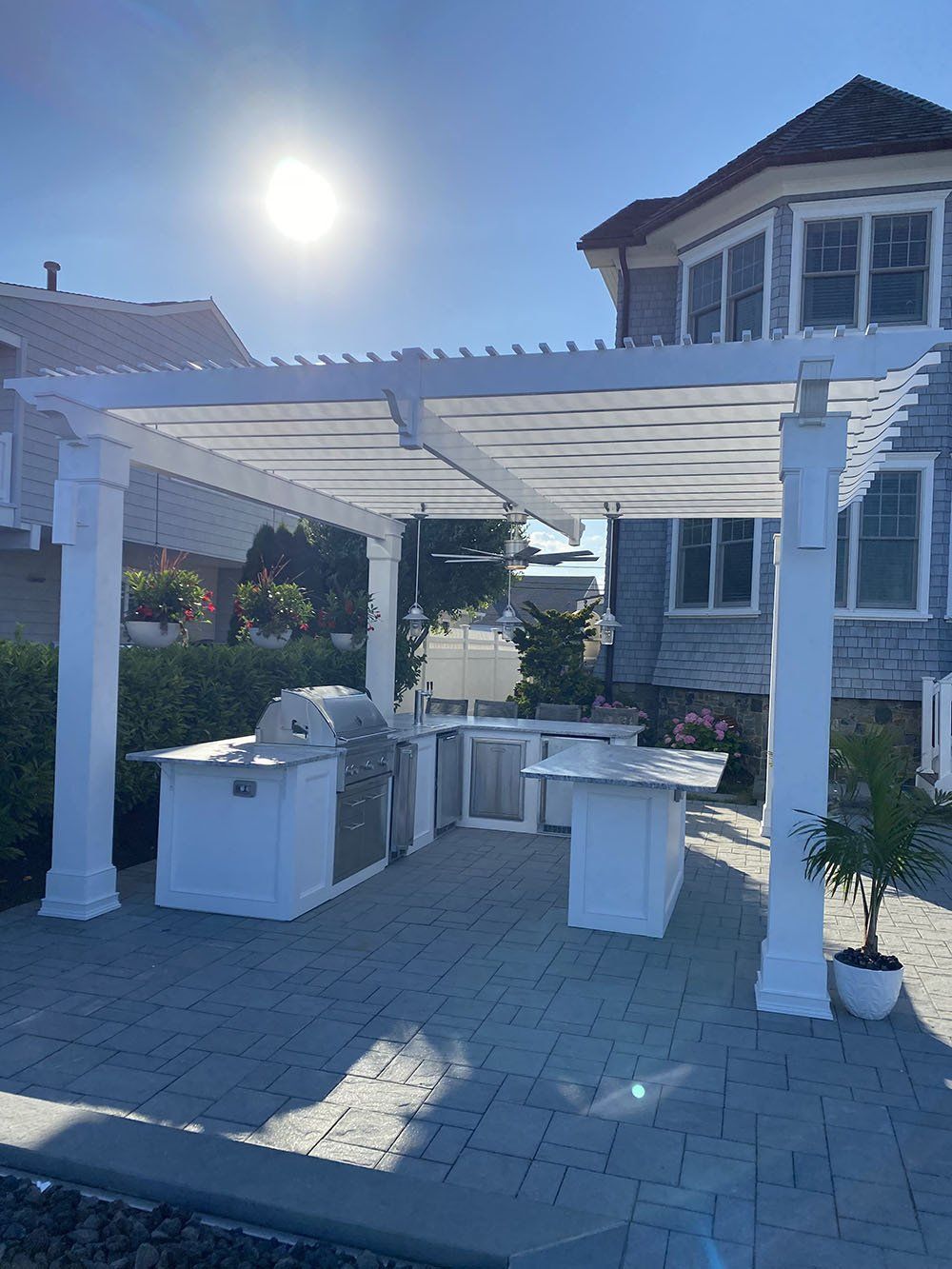 White pavilion with kitchen