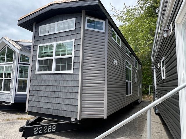 A row of mobile homes are parked next to each other in a parking lot.