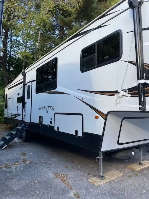 A white trailer with the word sprinter on it