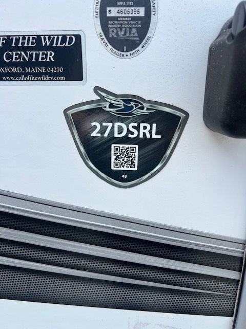 A sticker on the side of a RV that says 27dsrl