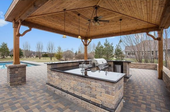 Outdoor Kitchens/Bars