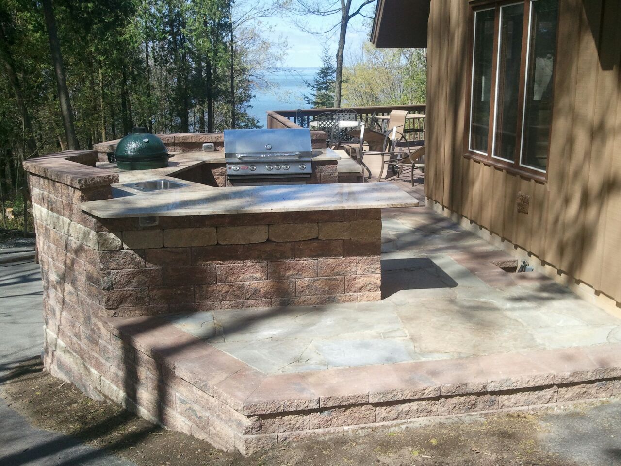 Outdoor Kitchens/Bars