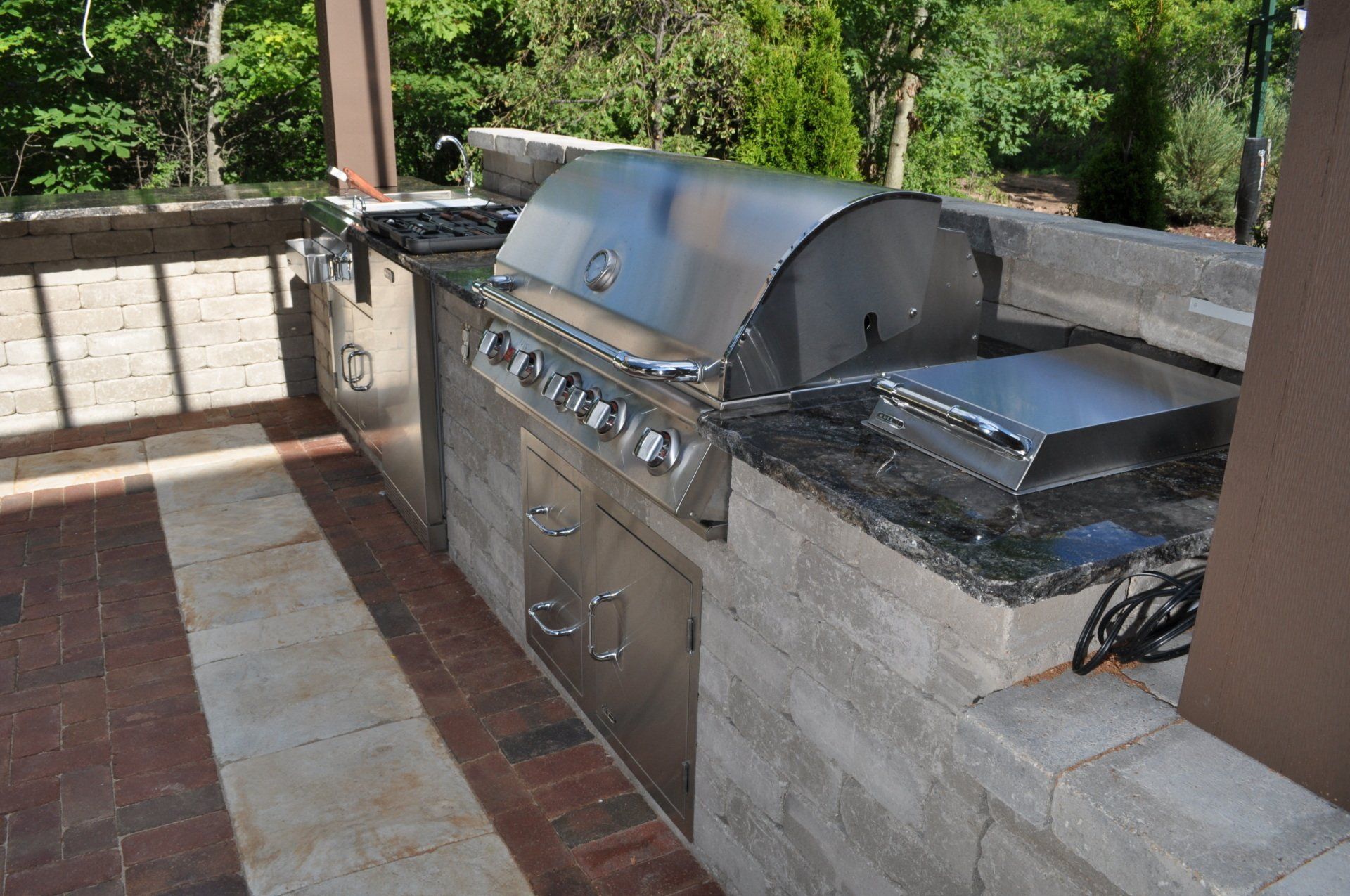 Outdoor Kitchens/Bars