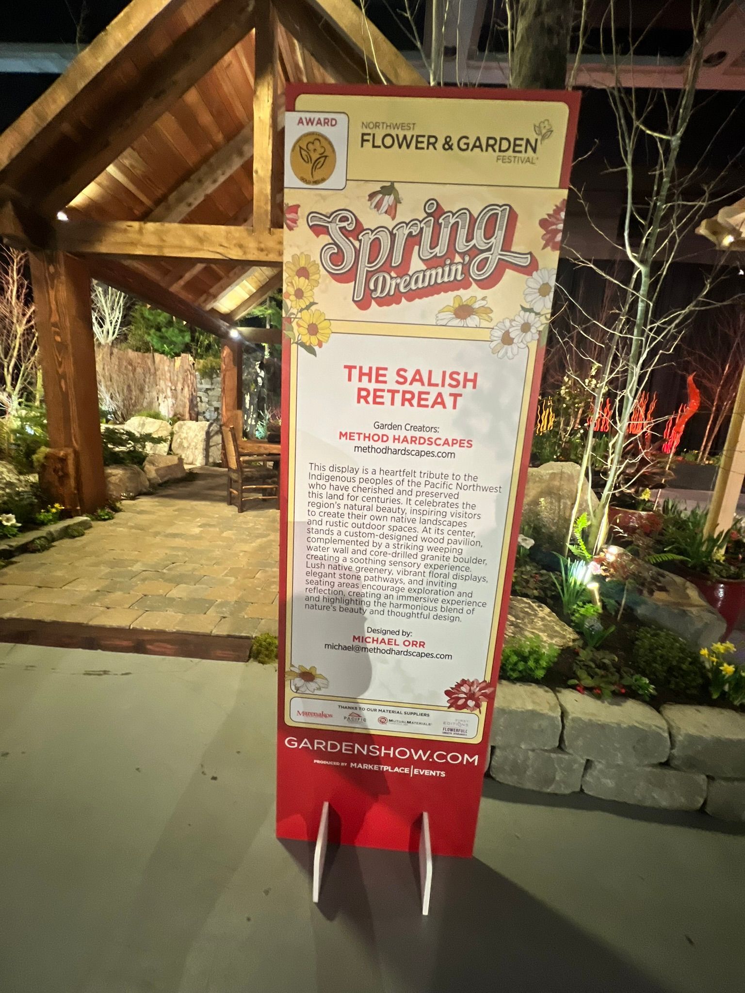 A sign that says ' the salish retreat ' on it