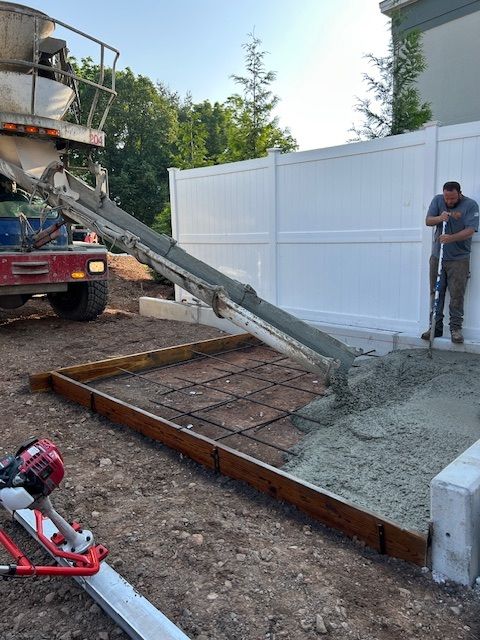 Filling and distributing the rest of the space with concrete powder.
