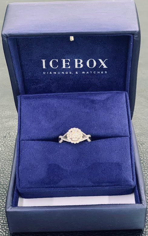 A ring in a blue box that says icebox on it