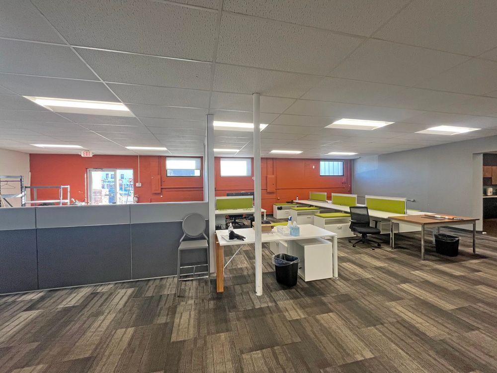 A large room with a lot of desks and chairs in it