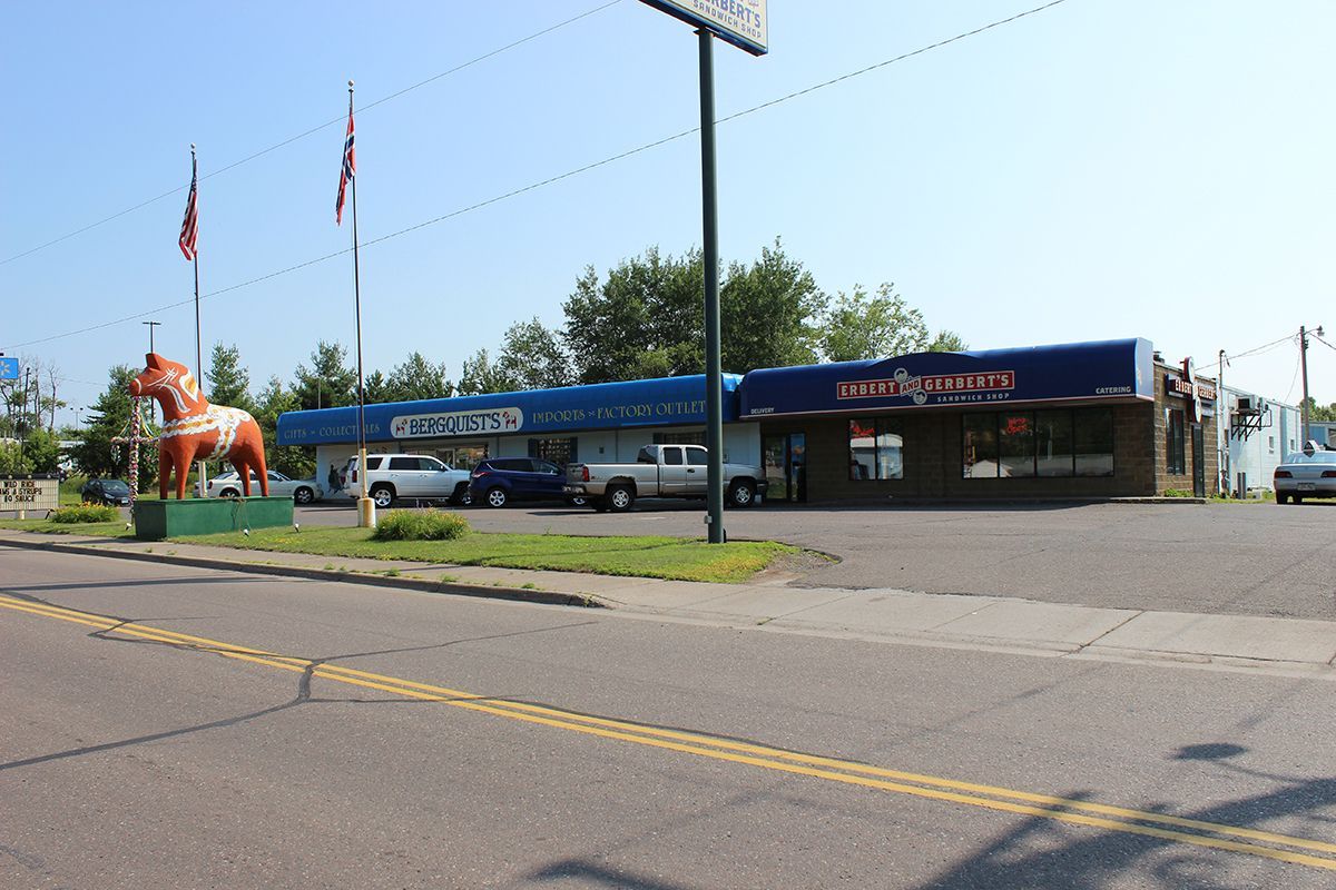a statue of a horse is in front of a car wash