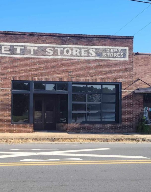 a brick building that says ETT Stores on it