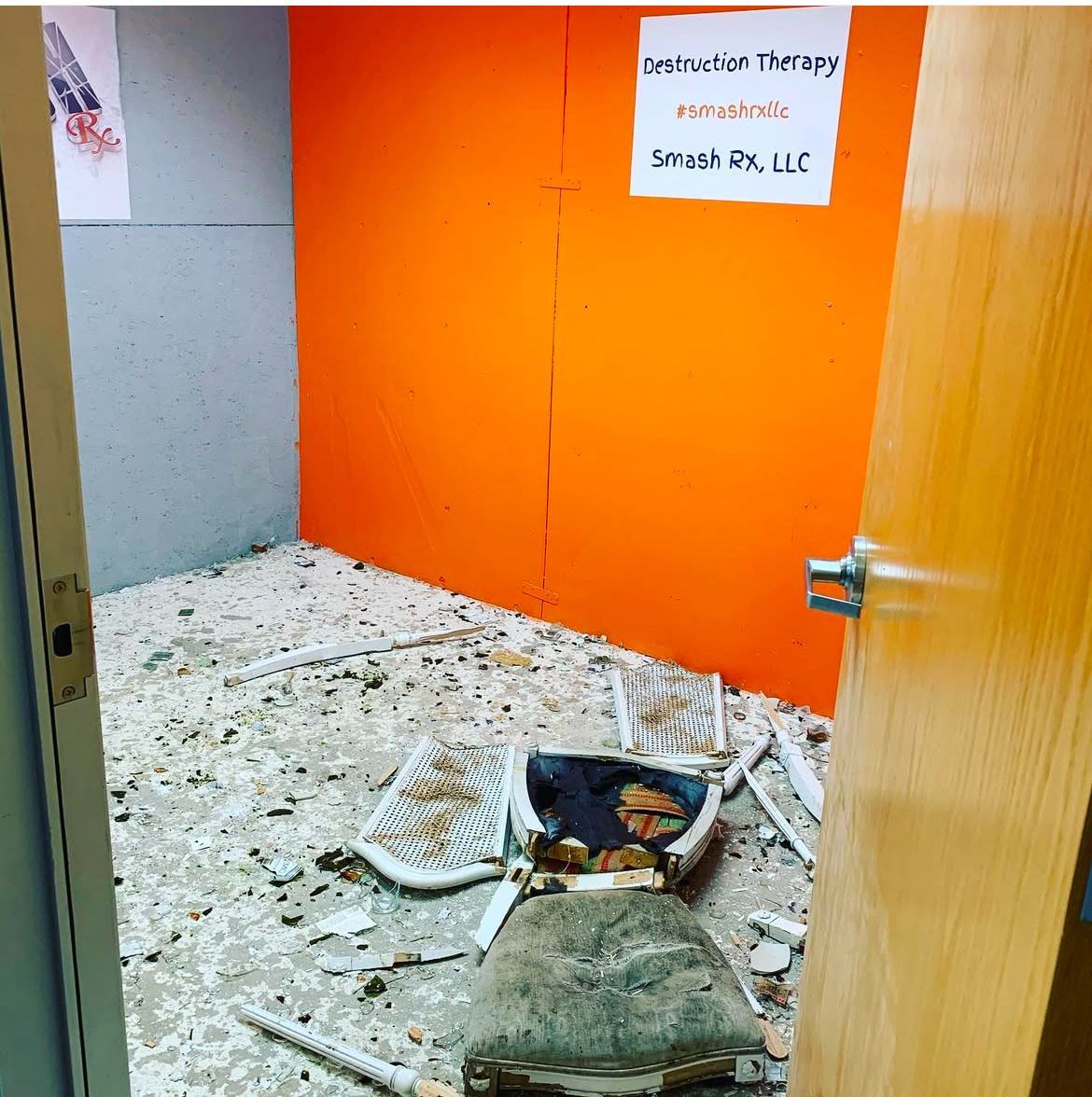 A room with a sign on the wall that says innovative therapy