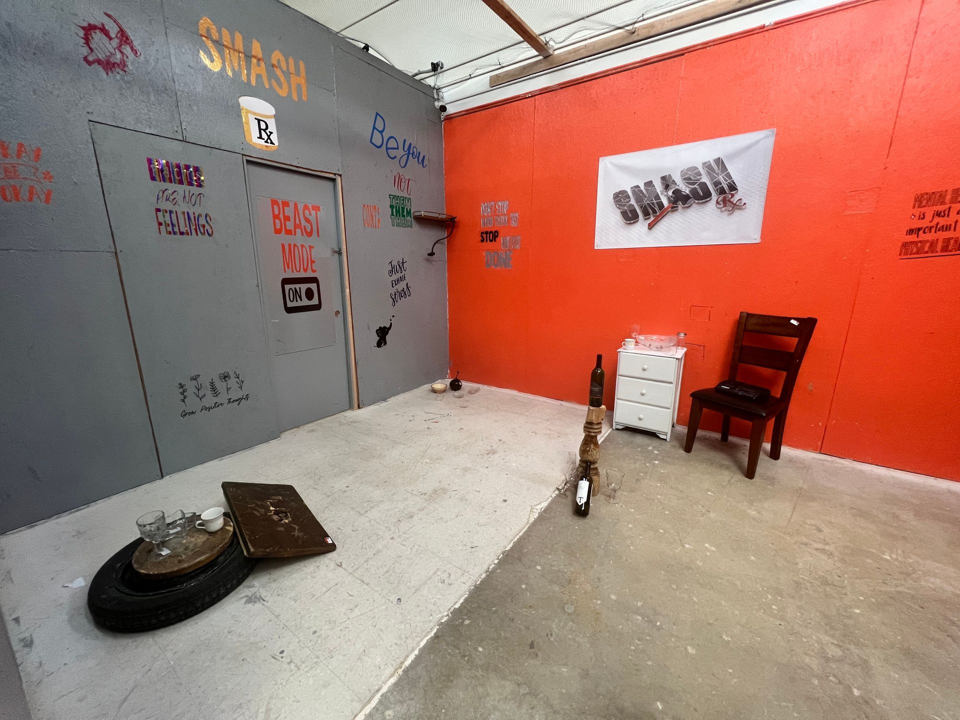 A room with orange walls and a sign that says smash