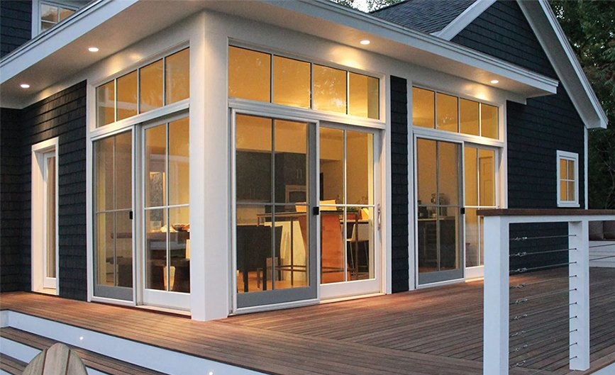 Windows, tables and chairs