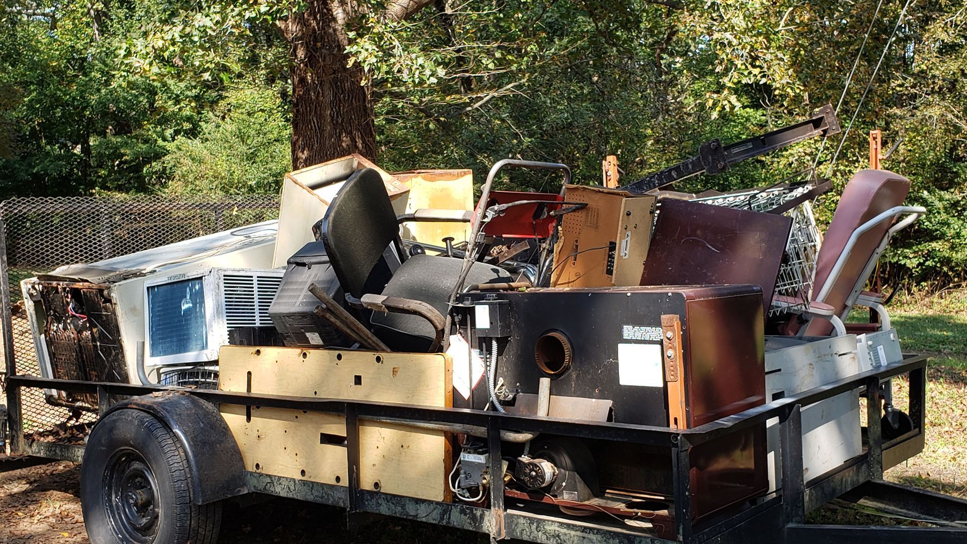 A trailer with a lot of junk on it