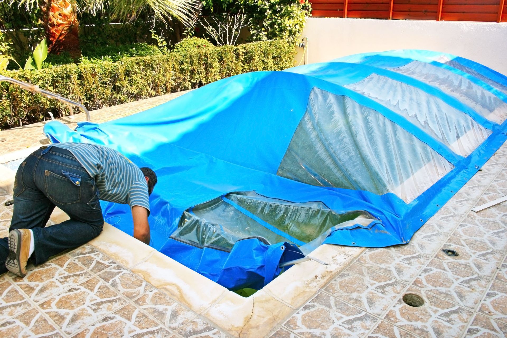6 Signs It’s Time to Call in Pool Cleaning Experts