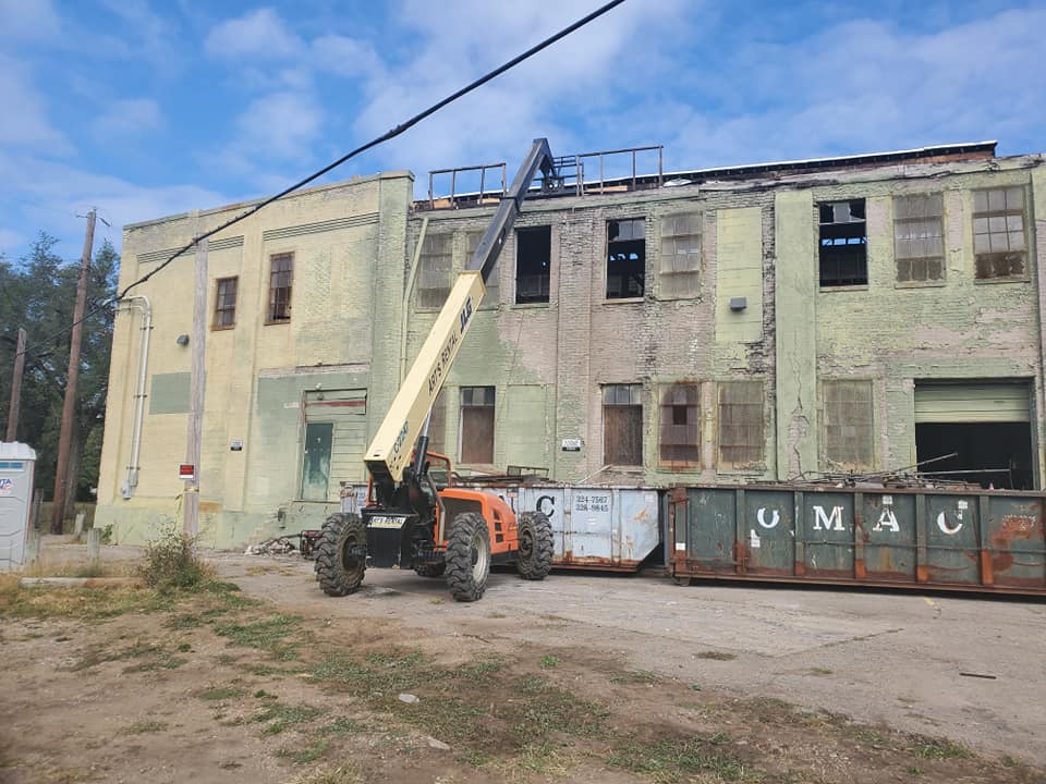 Articulating boom lift