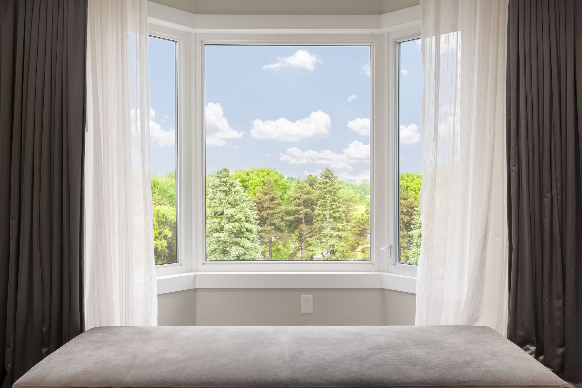 Top 4 Signs That Your Home Needs Window Replacements