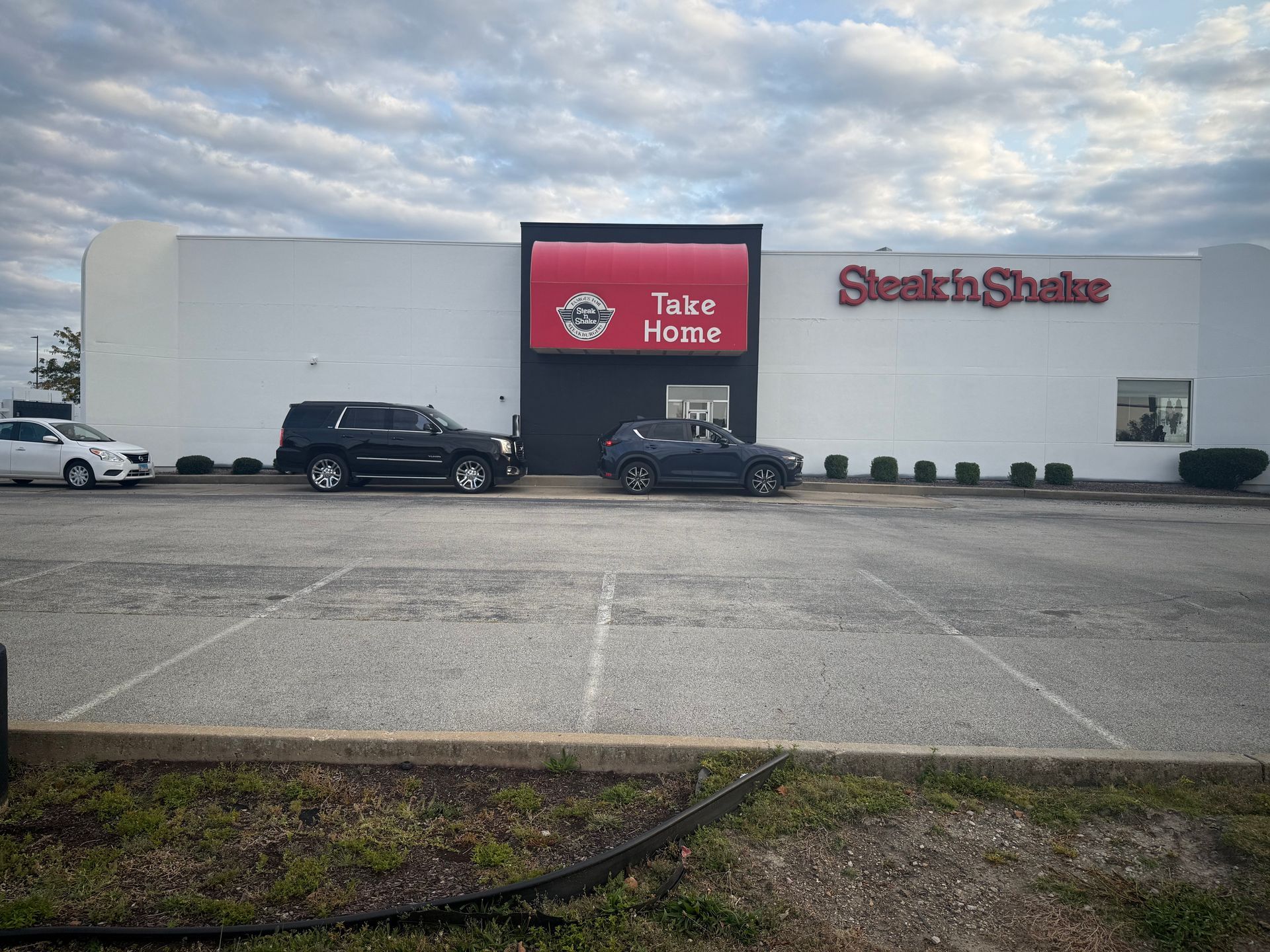 A white Steak 'n Shake restaurant with a red 