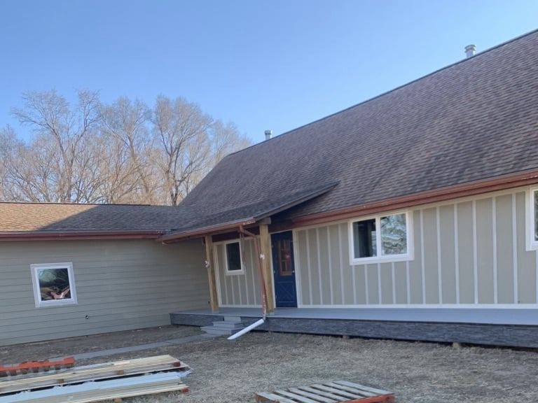 A house with a roof that is being built