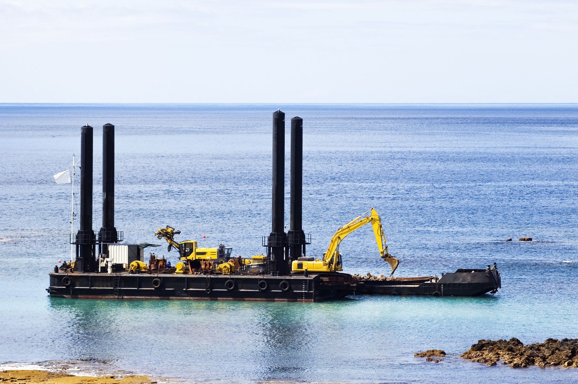 Ways Barge Manufacturers Adapt Builds for Industry-Specific Needs
