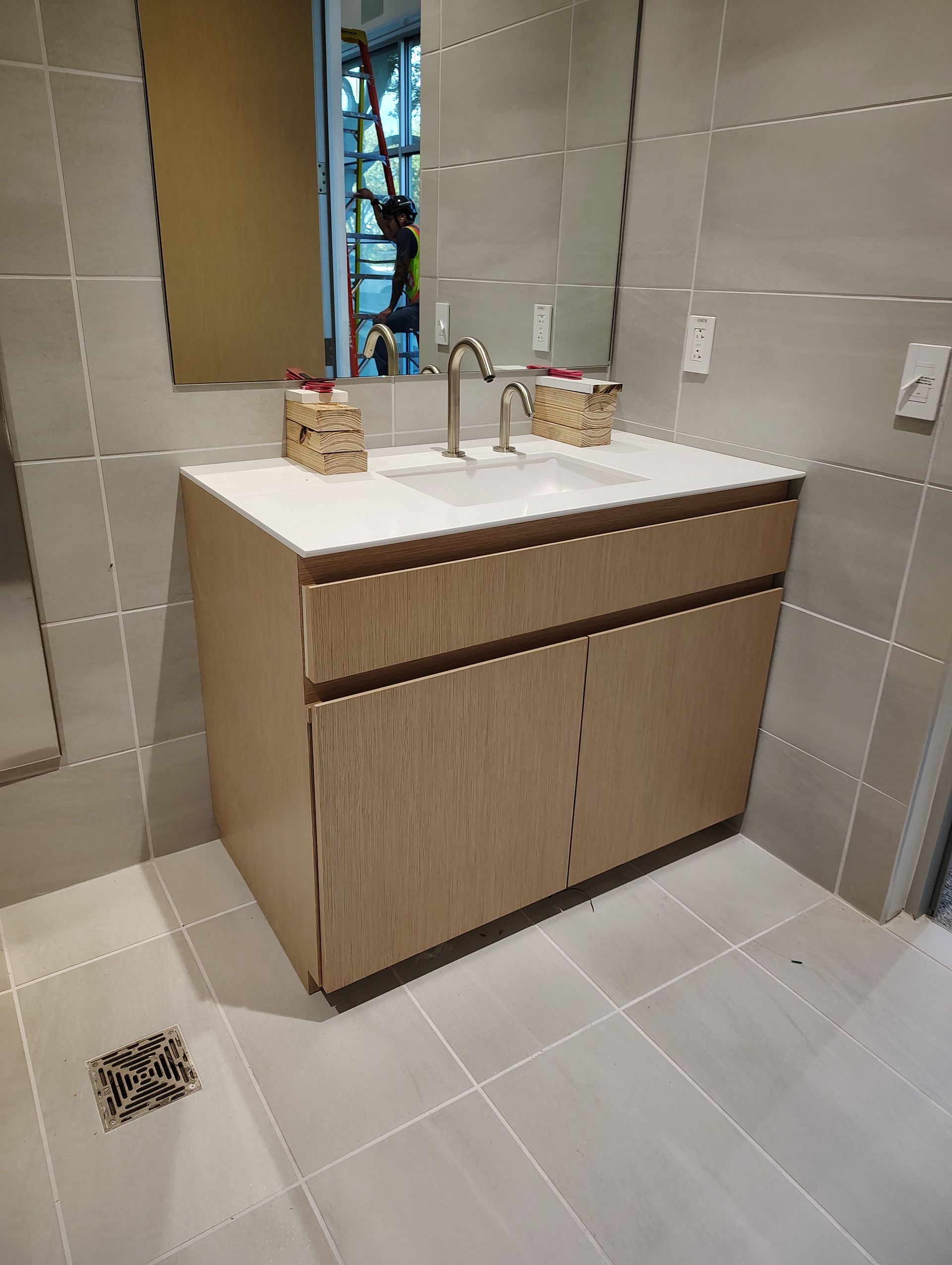 A bathroom with a sink and a mirror.