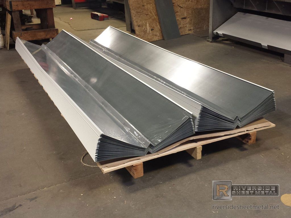 A large piece of metal is sitting on top of a wooden pallet.