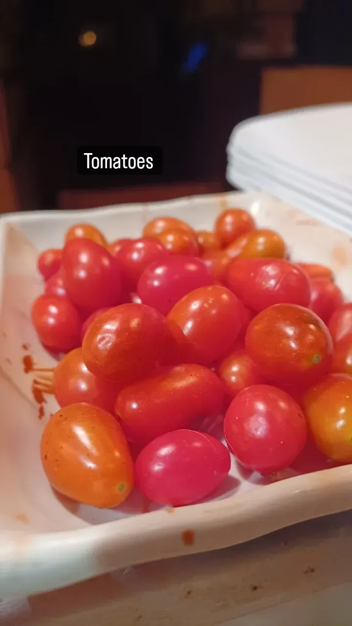 A plate of tomatoes with a label that says tomattes