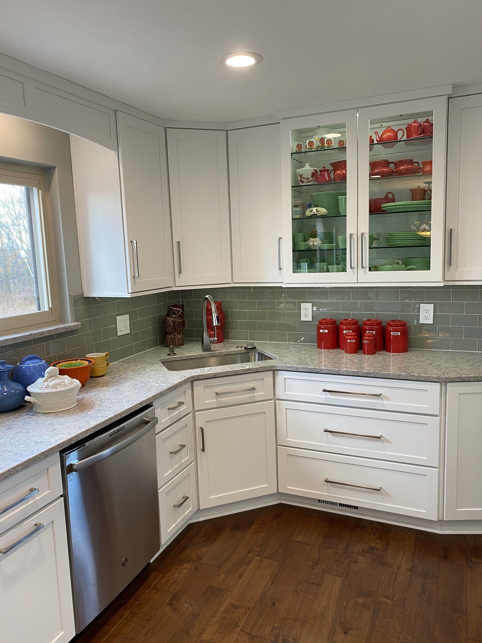 white kitchen room design