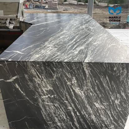 A black and white marble counter top is sitting on top of a table.
