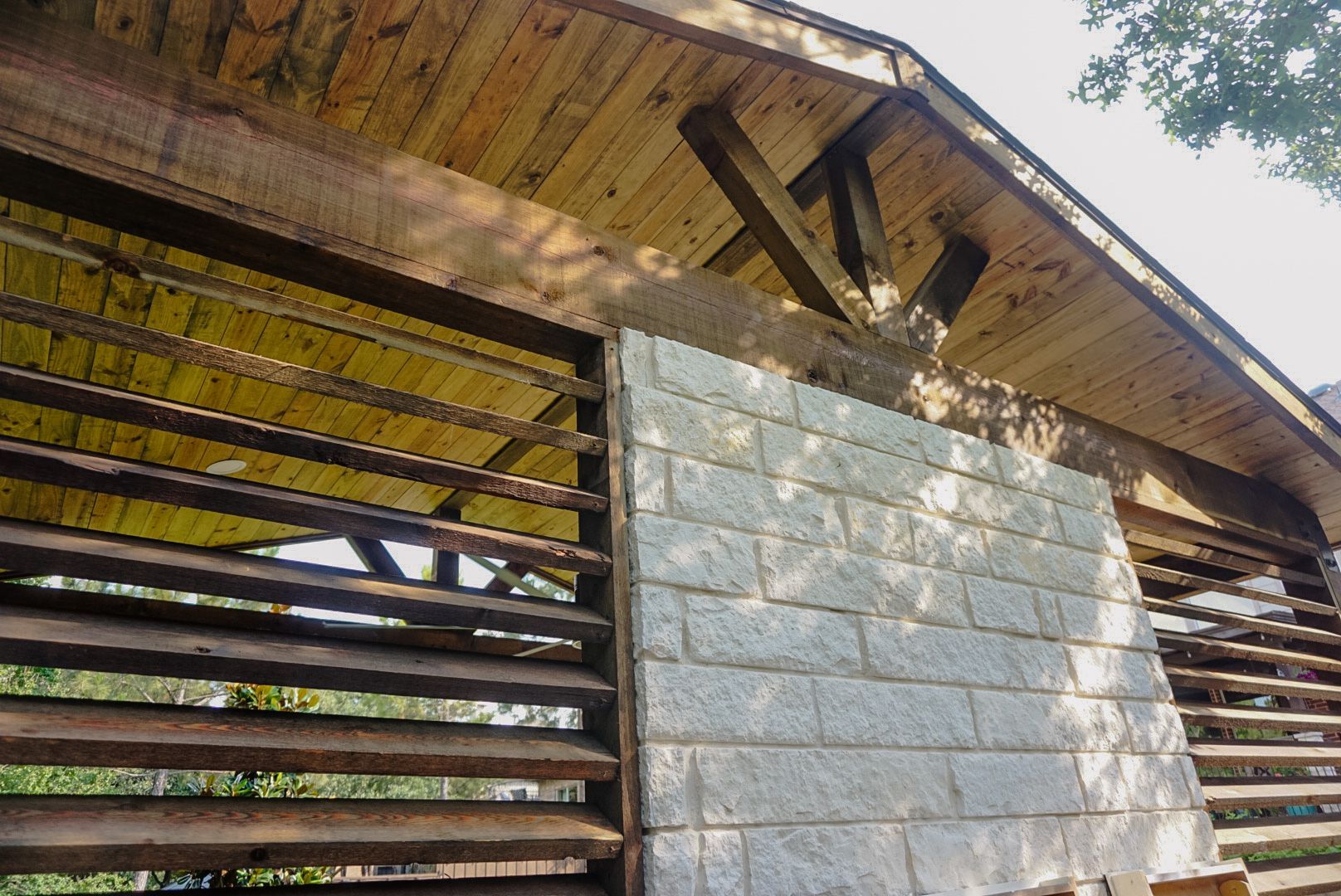 PRIVACY WALL, ANGLED SLATS, STONE