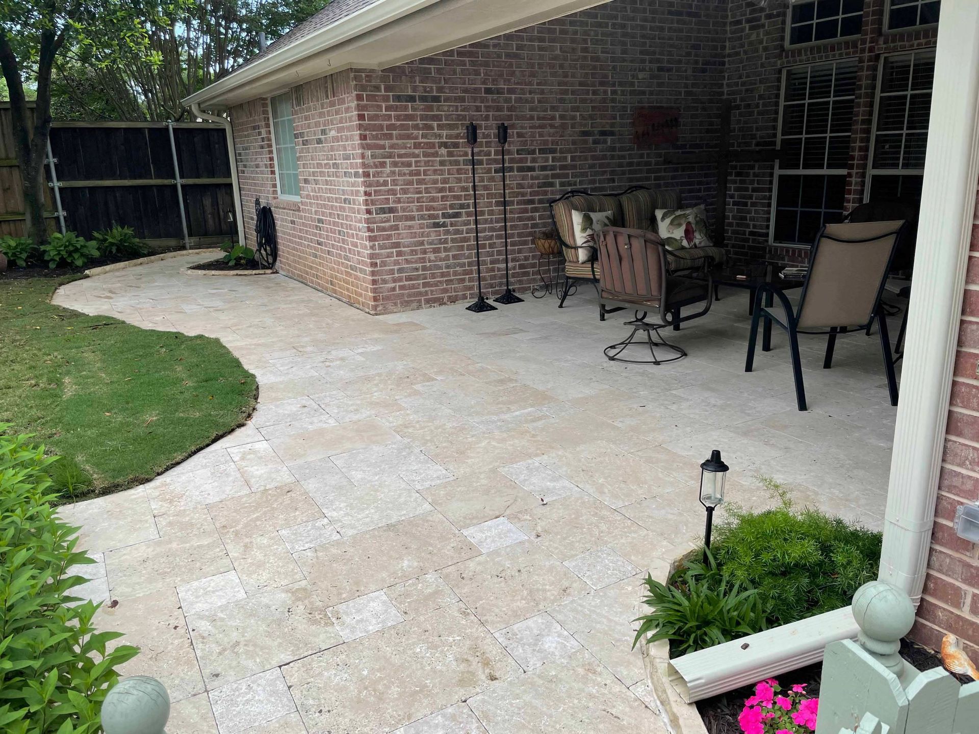 LIGHT IVORY TRAVERTINE PAVERS