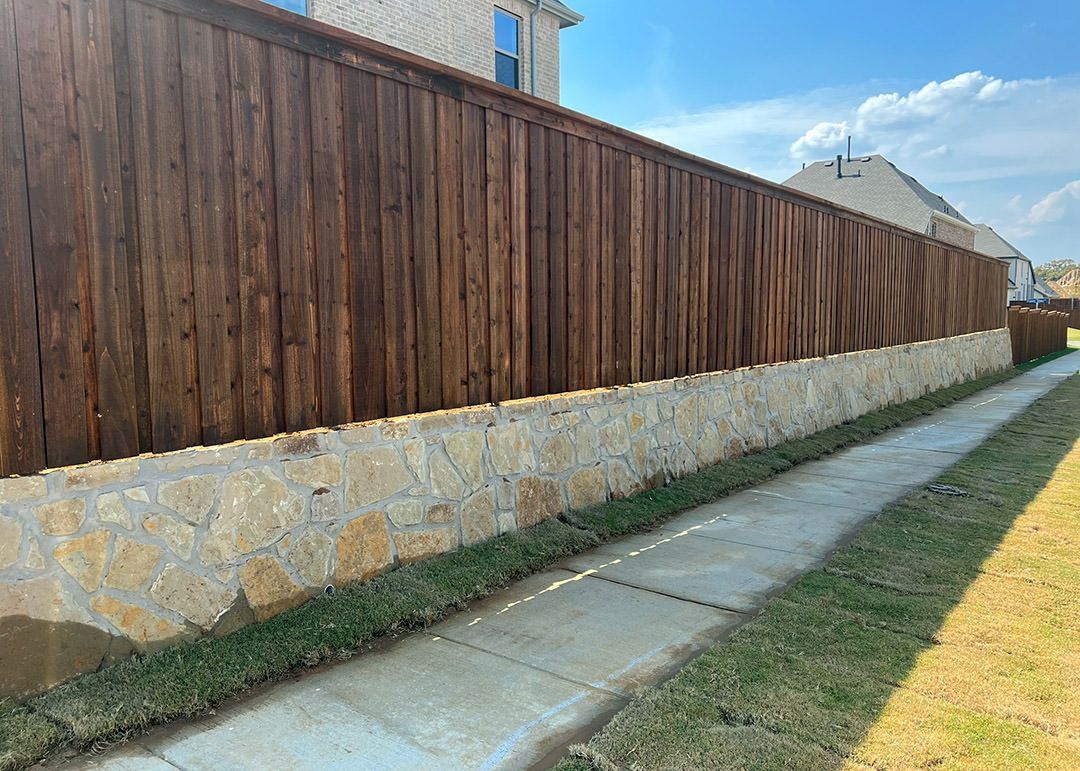 RETAINING WALL WITH FENCE MOUNTS