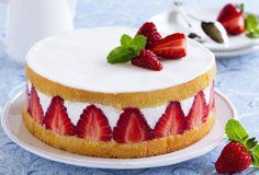 Sponge cake with strawberries