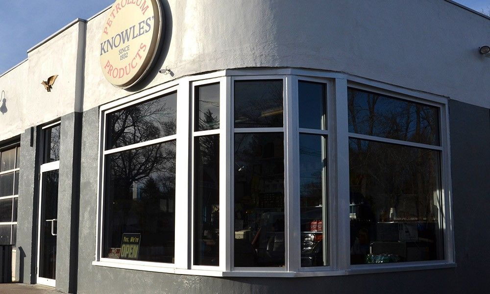 A building with a sign that says smokey 's on it