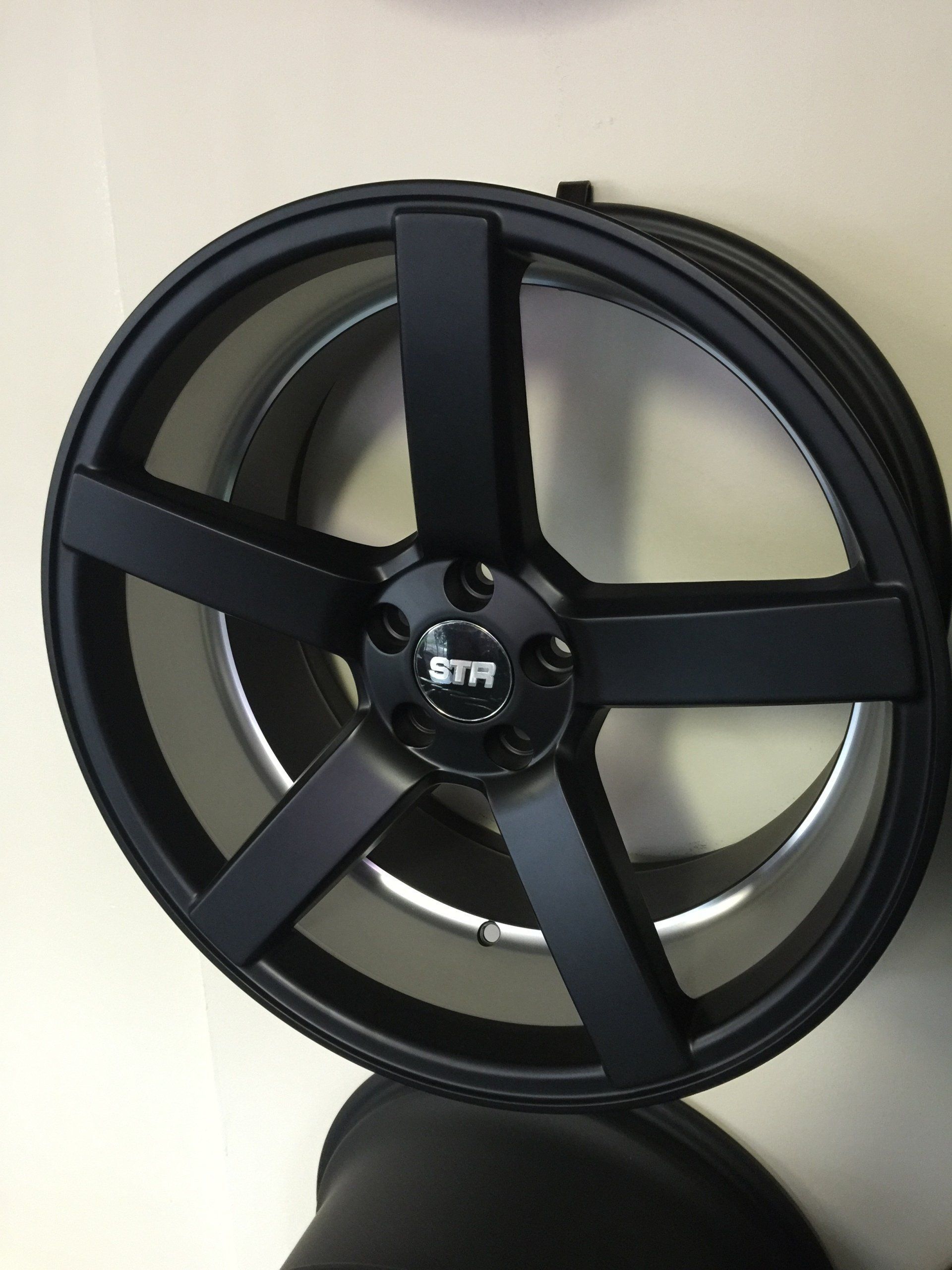 A black rim with the word gtm on it