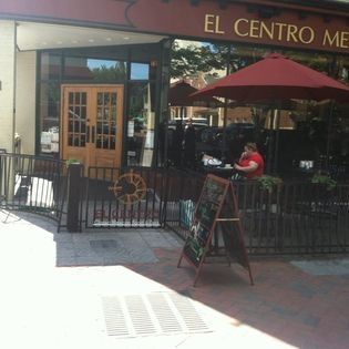 A restaurant with a red umbrella and a sign that says el centro me