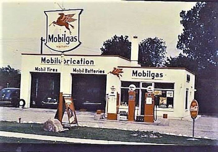 A black and white photo of a mobilgas gas station