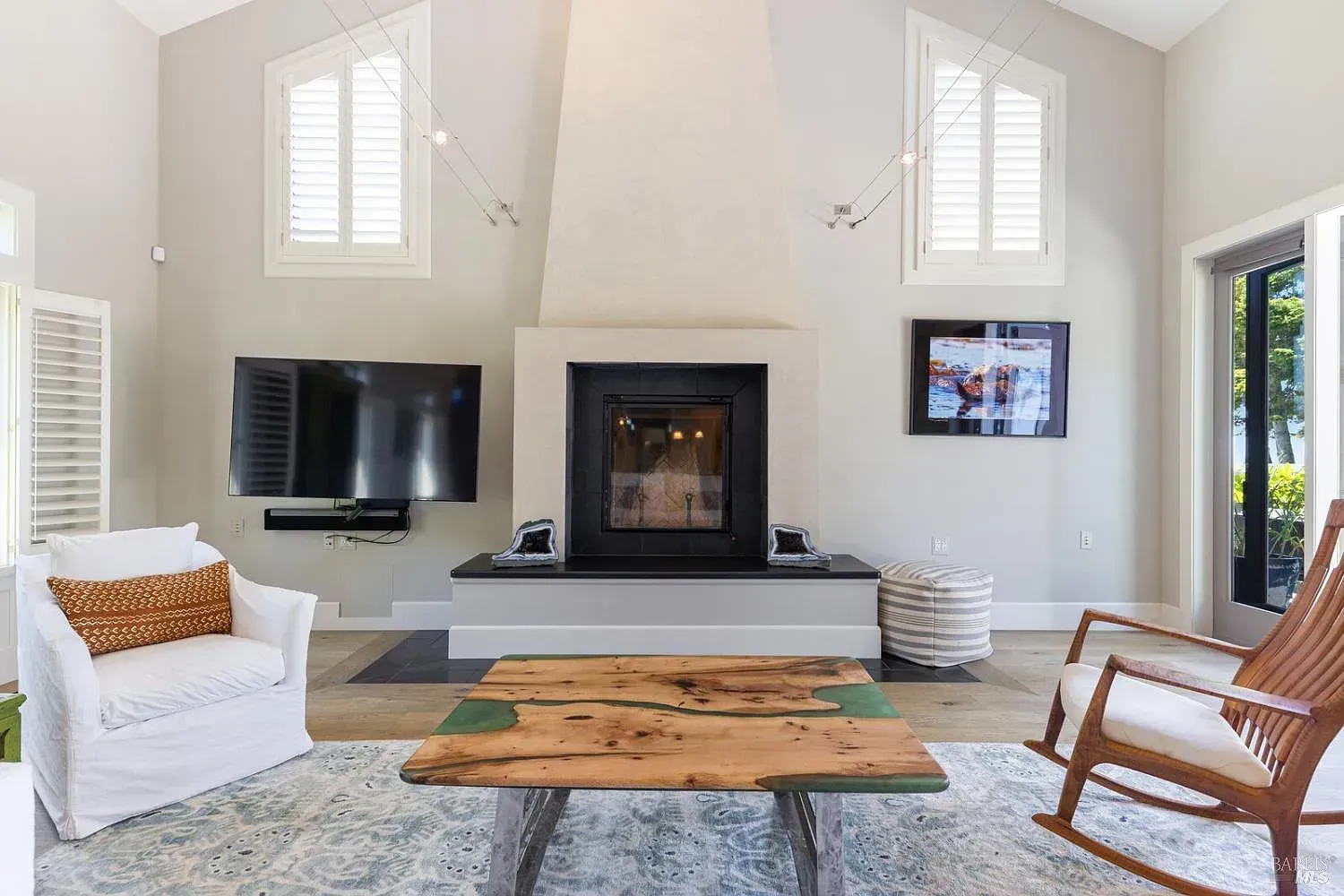 there is a fireplace in the middle of the living room