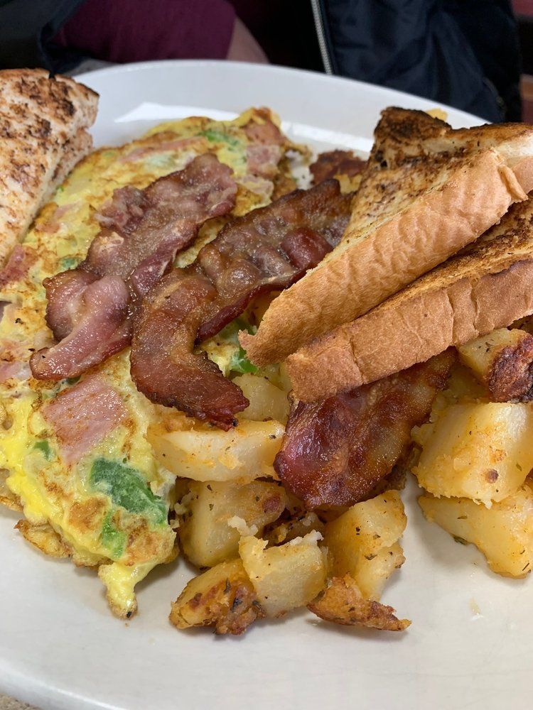 Omelet, bacon and home fries