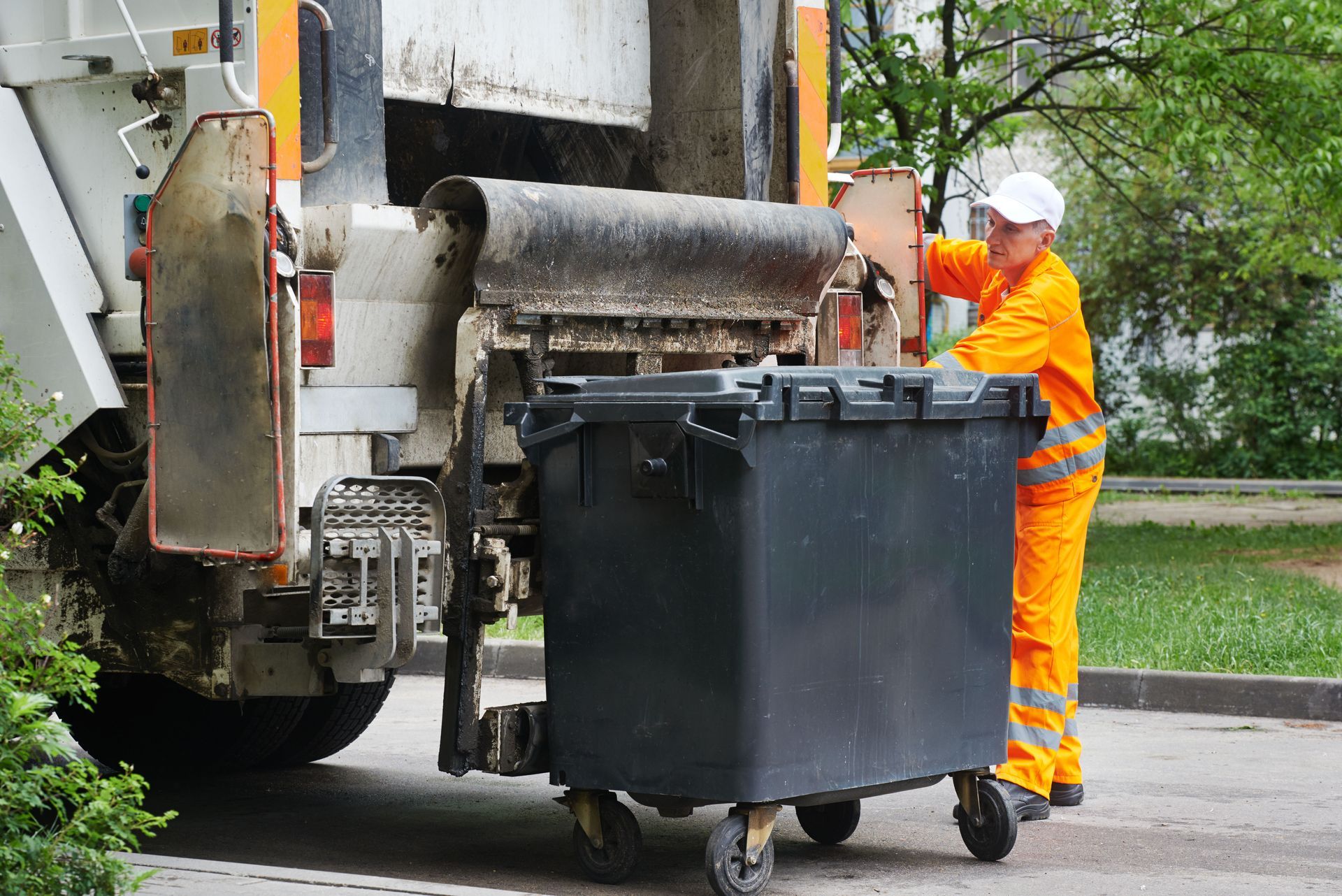 How Curbside Trash Pickups Can Prevent Messes and Fines