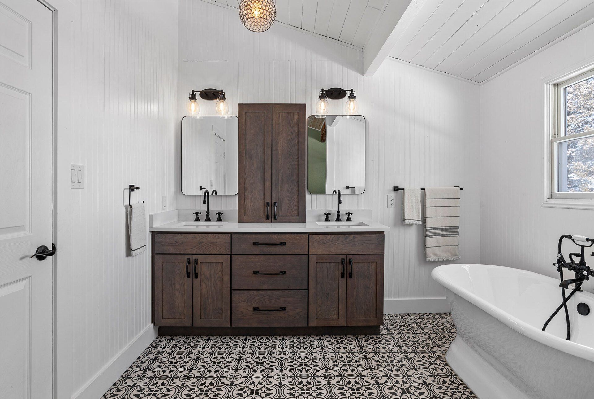 A bathroom with two sinks and a bathtub.