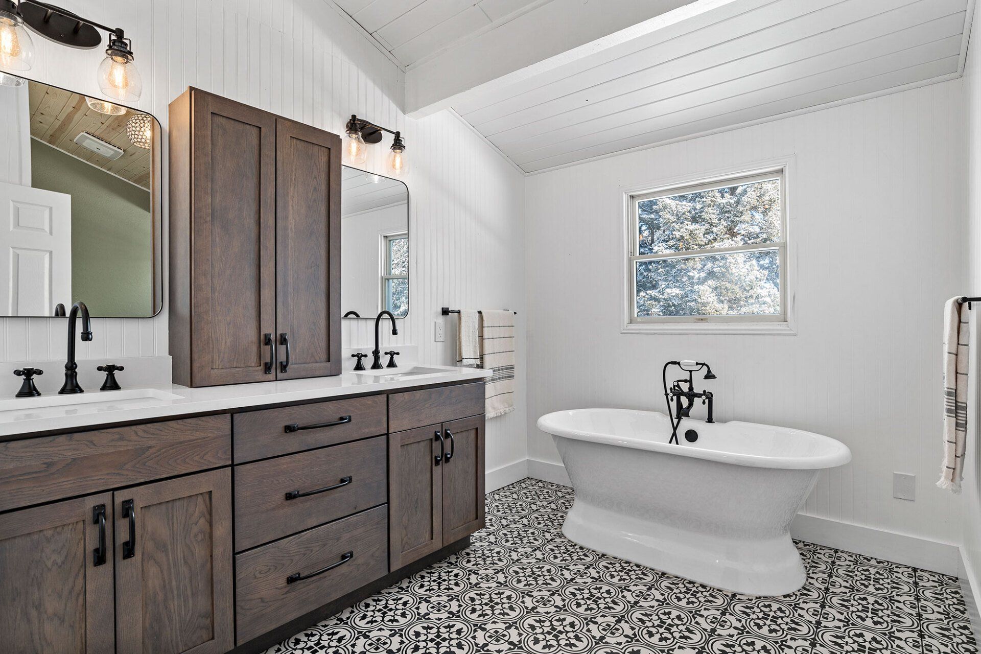 A bathroom with two sinks and a bathtub.