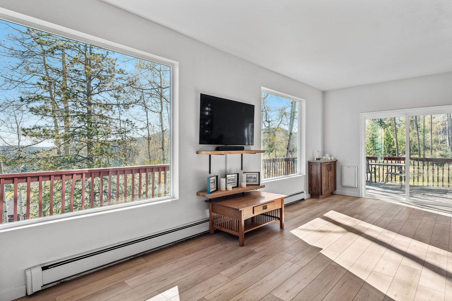A living room with a flat screen tv on the wall.