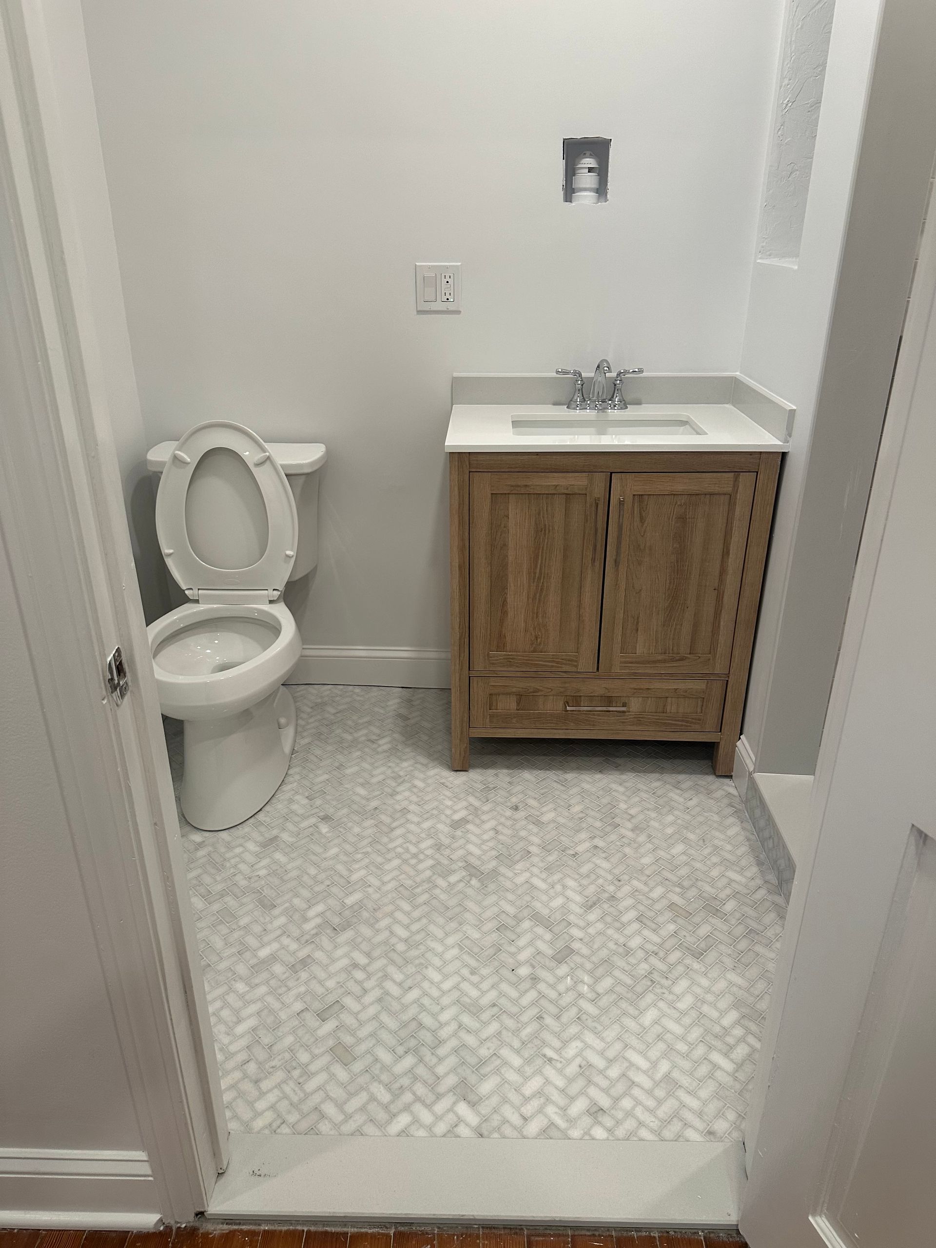 Bathroom toilet/sink