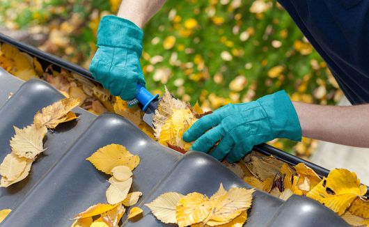 Removing leaves in the gutter